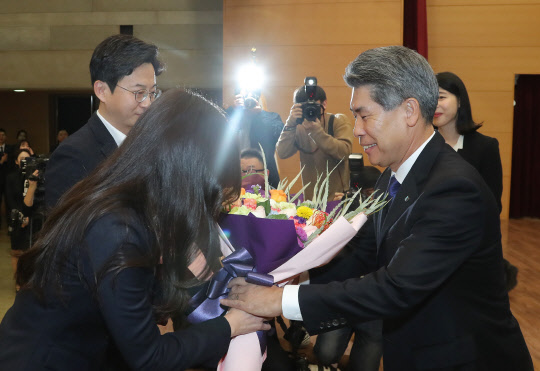 윤종원 IBK기업은행장이 29일 오전 서울 중구 IBK기업은행에서 열린 제26대 은행장 취임식에서 직원대표들로부터 꽃다발을 받고 있다. 연합뉴스